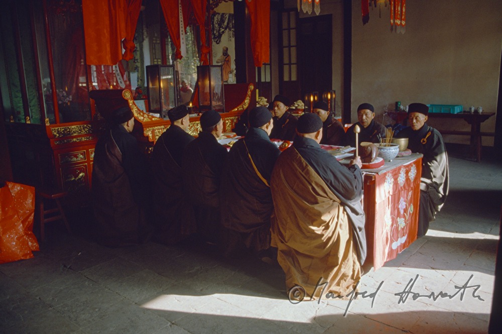 buddhist monks at the  Jadebuddha-Chan-Temple