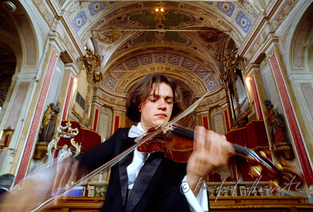 violin player in the church Persichillo