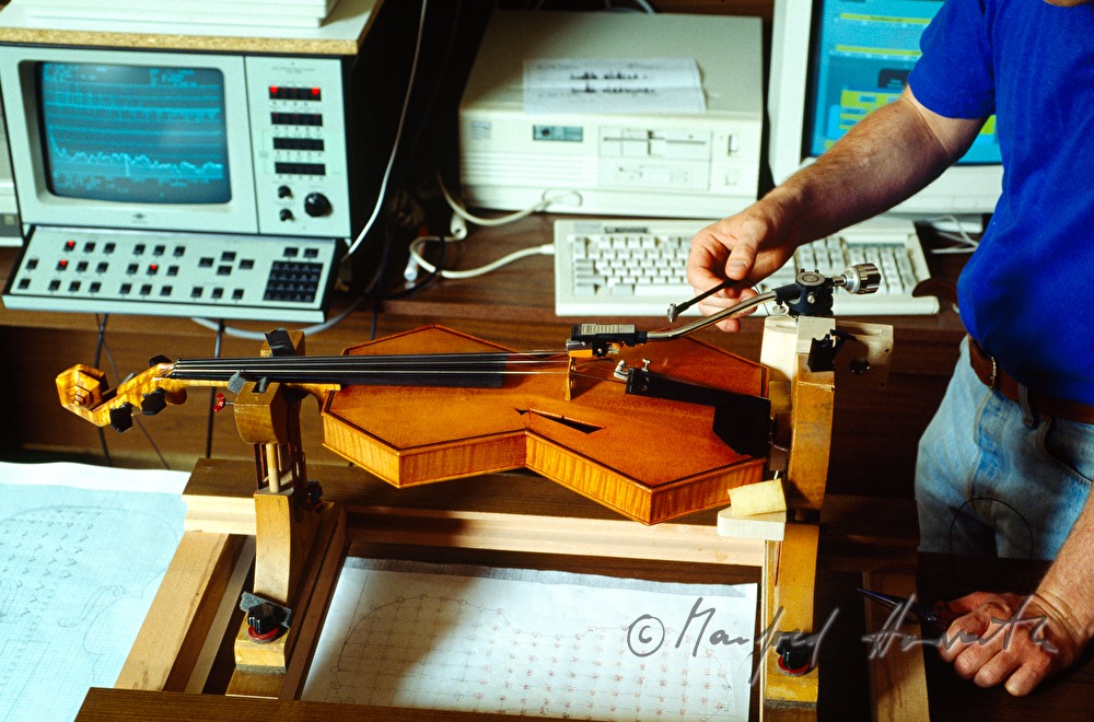testing of a violin in the acoustics laboratory