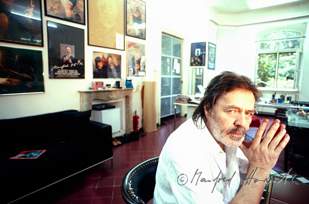 the cartoonist Manfred Deix in his studio