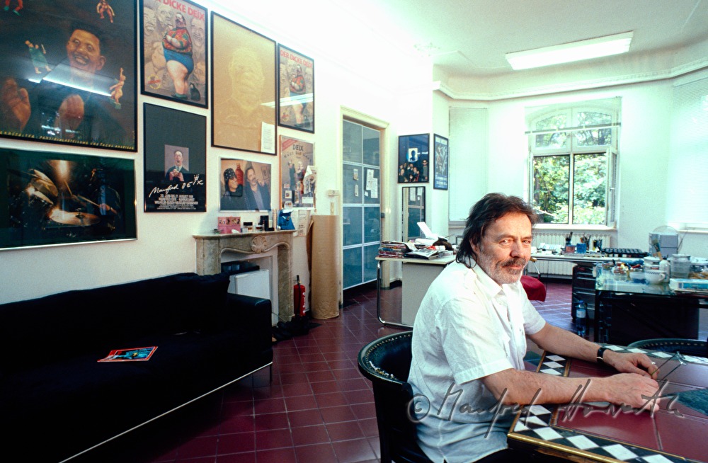 the cartoonist Manfred Deix in his studio
