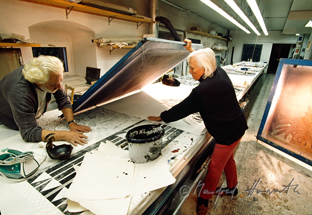 textile artist VESNA in her workshop doing silkprinting