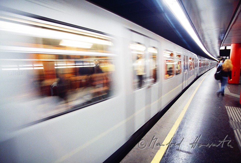 the subway U4 takes off
