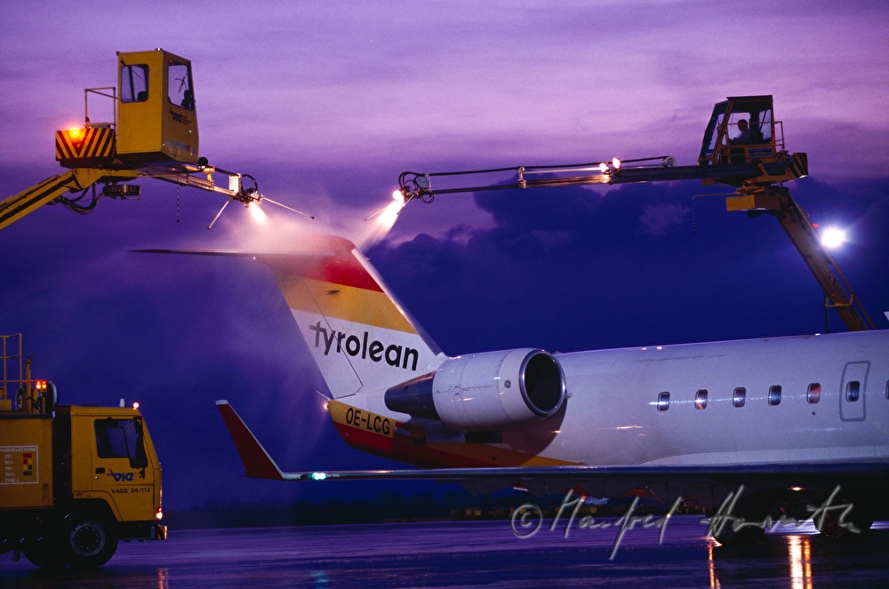 Airport Vienna, deicing of the wings