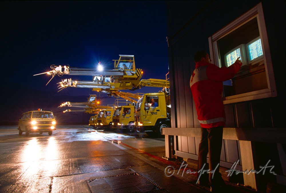 Airport Vienna, deicing vehicles and security