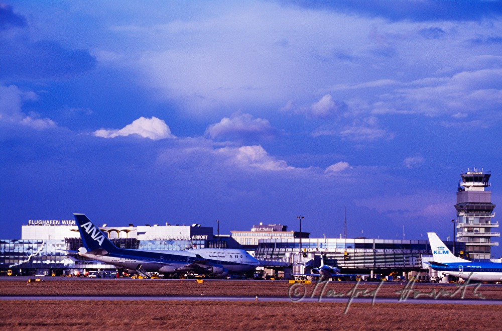 Airport Vienna, airstrip