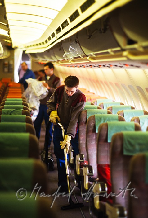 Airport Vienna, cleaning the airliner
