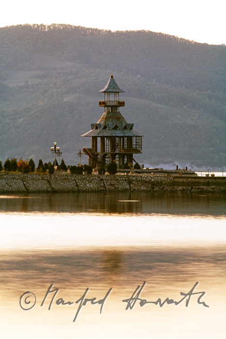 pavillon on the shore
