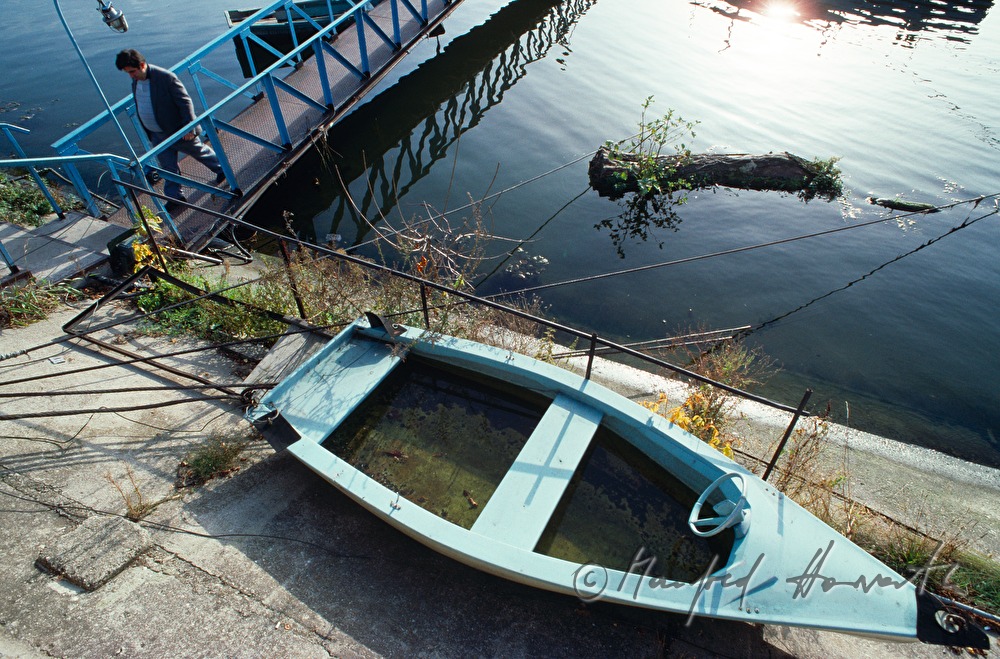 fotbridge to a pantoon and rowing boat