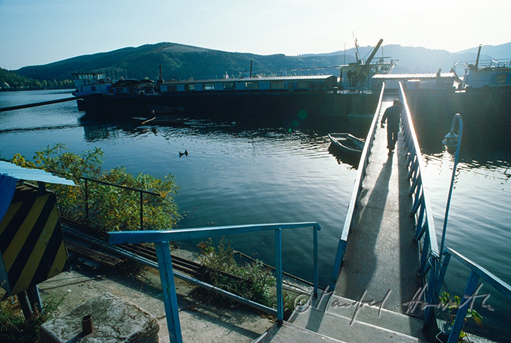 footbridge to a pantoon