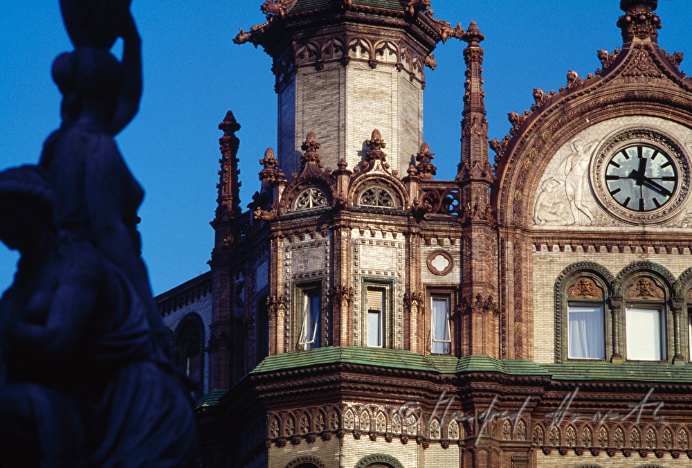 Párisi udvar (shopping arcade)