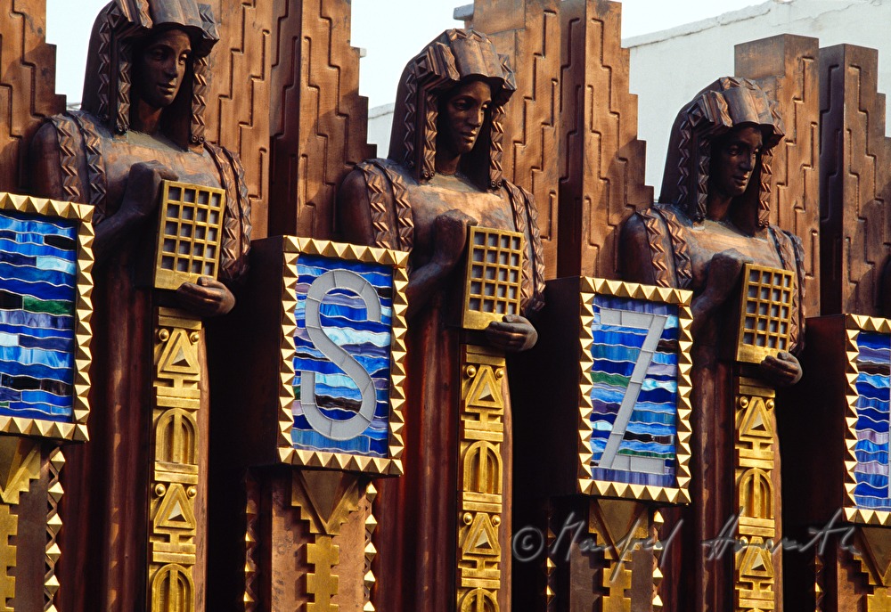 Janos Arany Theatre, roof decoration