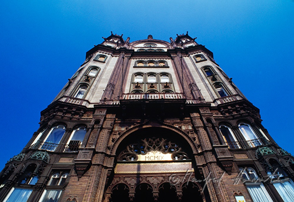 Párisi udvar (shopping arcade)