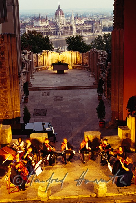 concert in the Dominican Court of Hotel Hilton