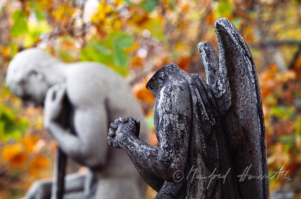 grave-figurine (angel) without head