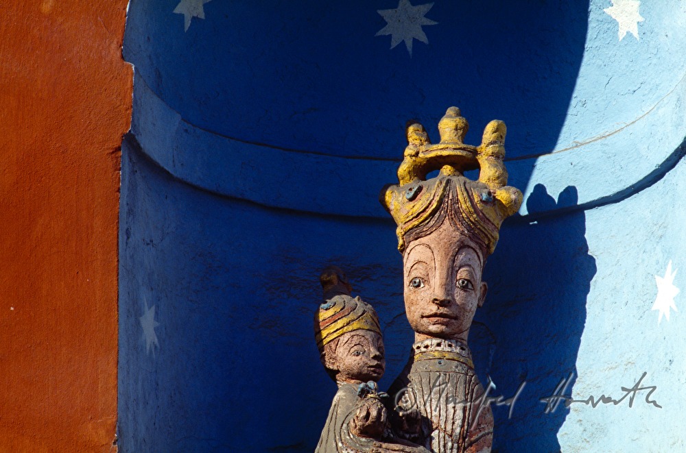 Virgin Mary and Child made of ceramics
