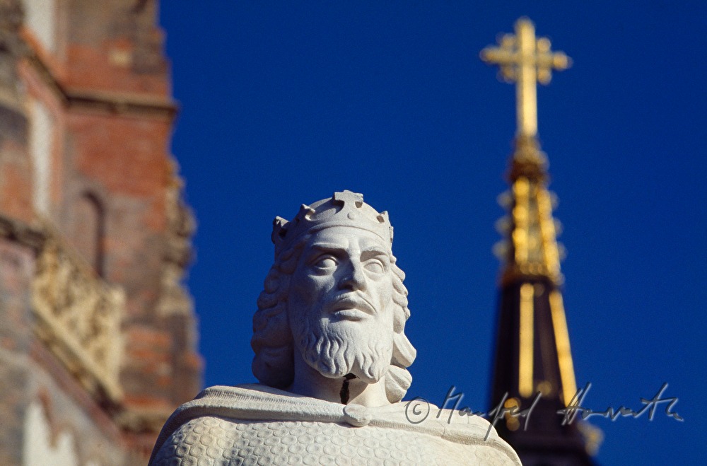 Szent László Church, statue
