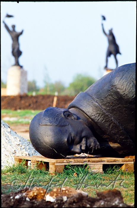 Memento Park, Lenin statue