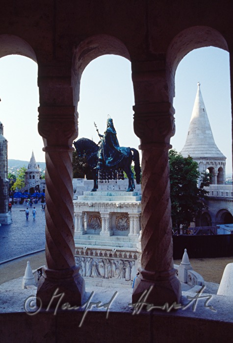 equestrian statue of King Stephen I.
