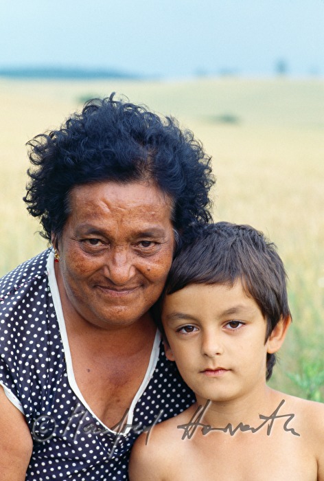 grandmother and grandchild of the ethnic group of Romanes