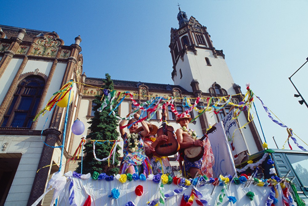 carneval parade in front of the Art Nouveau town hall