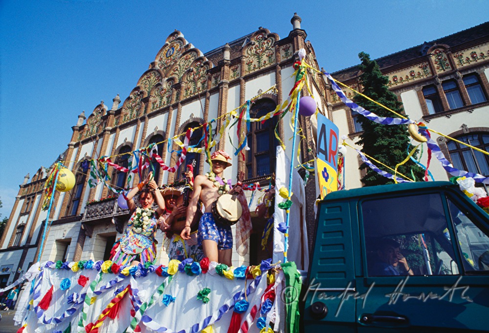carneval parade in front of the Art Nouveau town hall