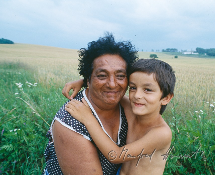 grandmother and grandchild of the ethnic group of Romanes