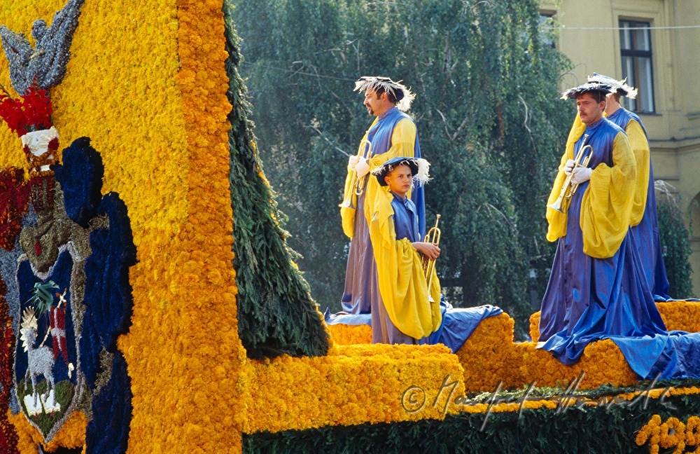 procession wagon with medieval musicians