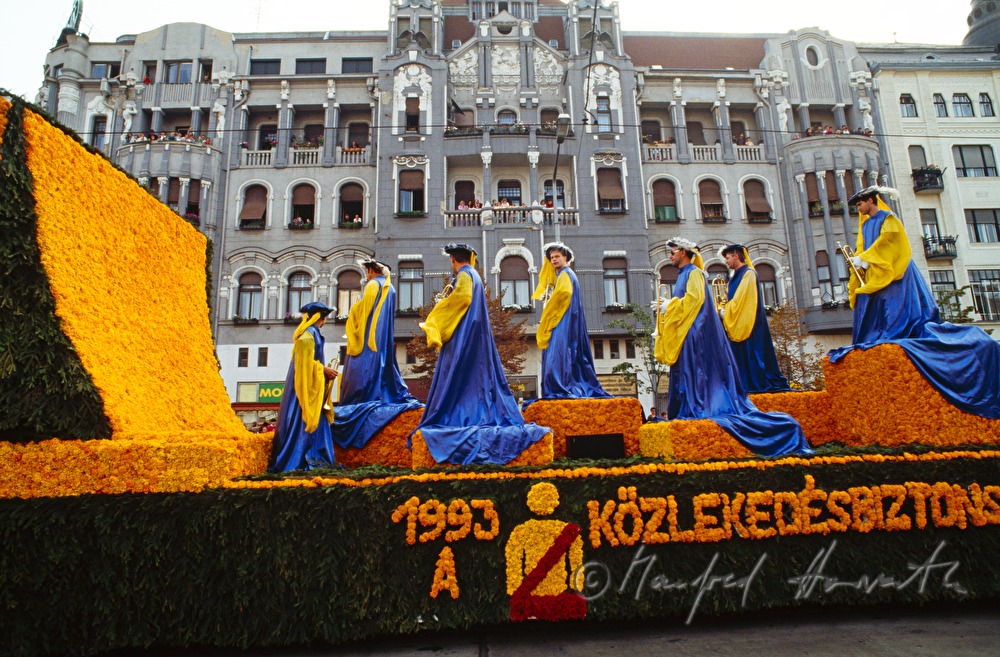 procession wagon with medieval musicians