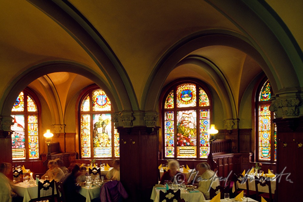 dining room - guests on the tables