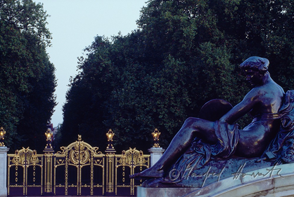 main entrance and Buckingham Palace