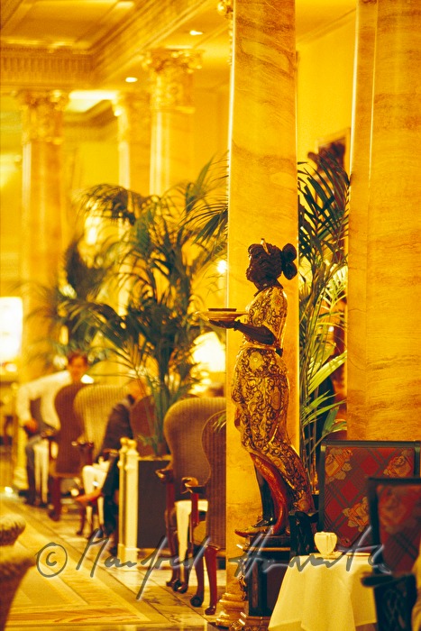 Hotel Dorchester, sculpture in the tearoom