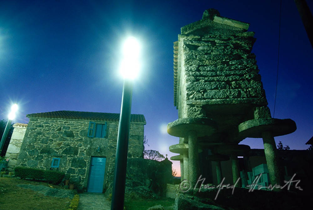 pilgrim hoste land traditional maize drier (Hòrrero)
