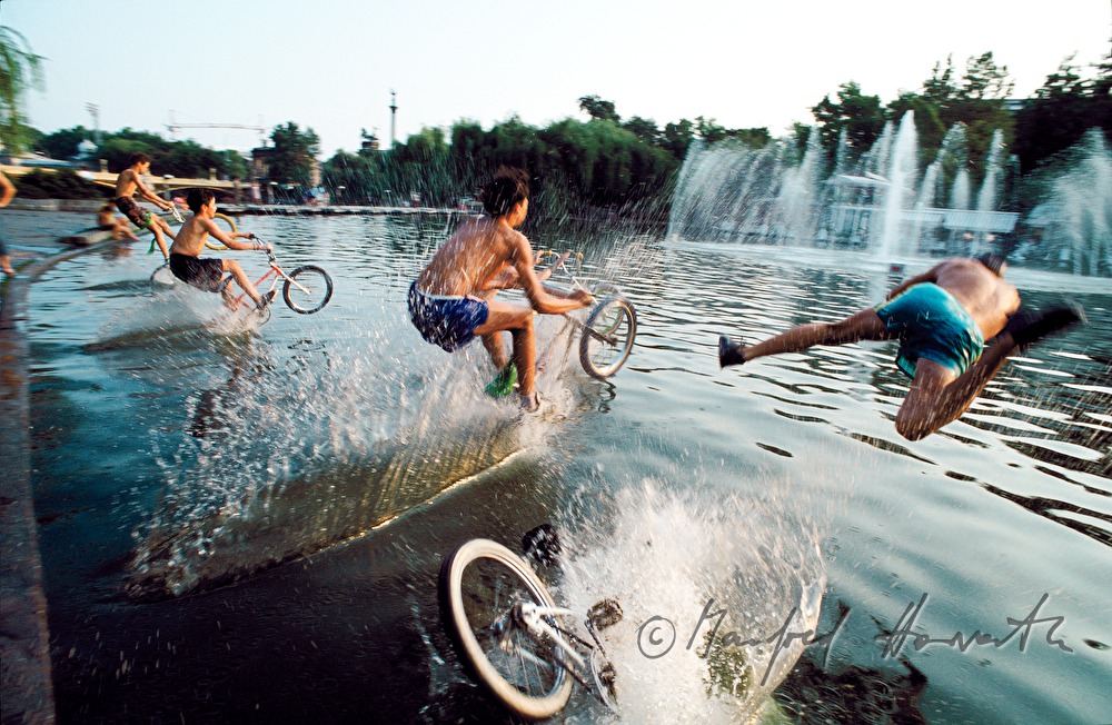 cyclist acrobats jump into the lake