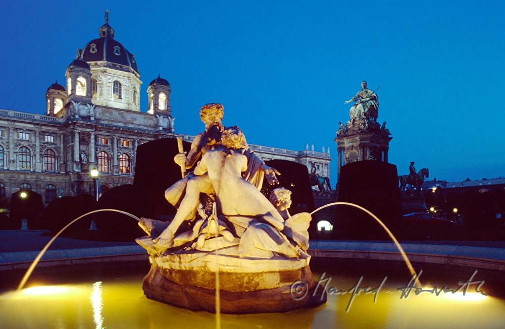 Kunsthistorisches Museum, fountain on Theresien Square