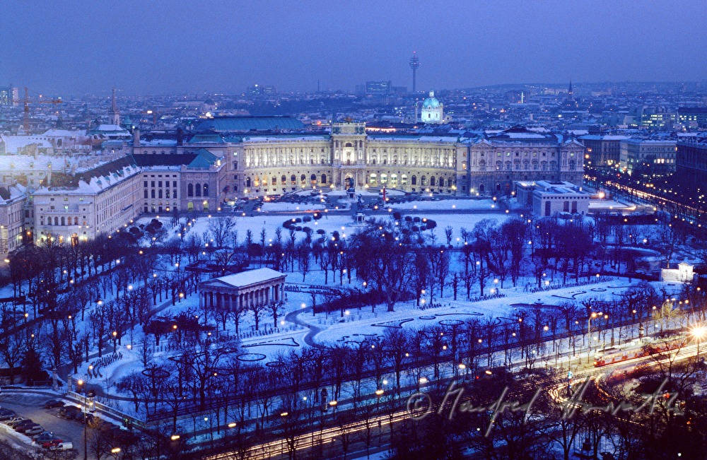 snowcovered Heldenplatz