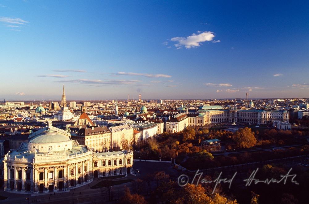 view from the townhall to Ringstrasse and Heldenplatz