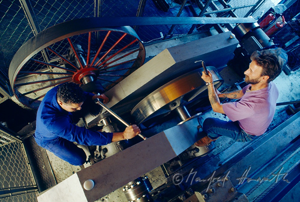 Wiener Riesenrad, mechanics tense the belt drive