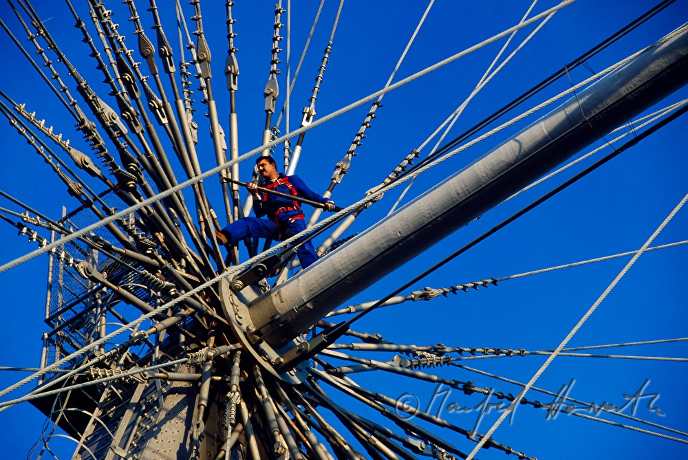 Wiener Riesenrad, assembly operator checks the central axis