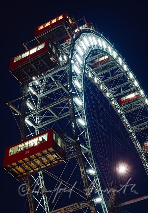Wiener Riesenrad and full moon