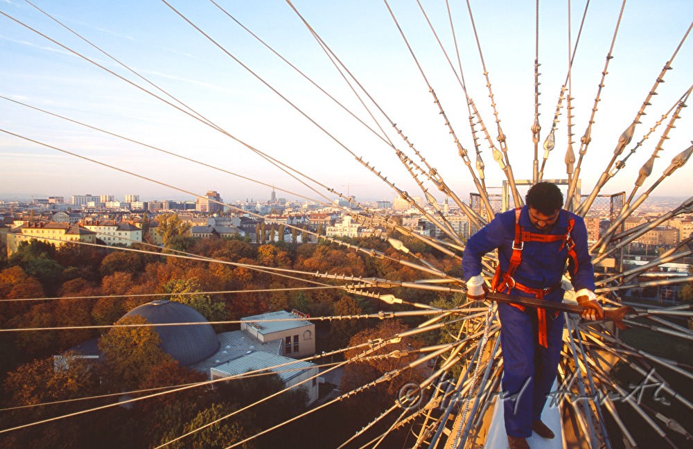 Wiener Riesenrad, assembly operator checks the central axis