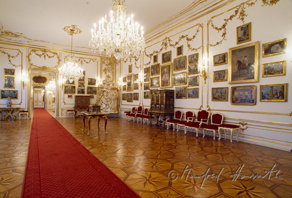 Pidradura Zimmer with Piedraduras on the wall