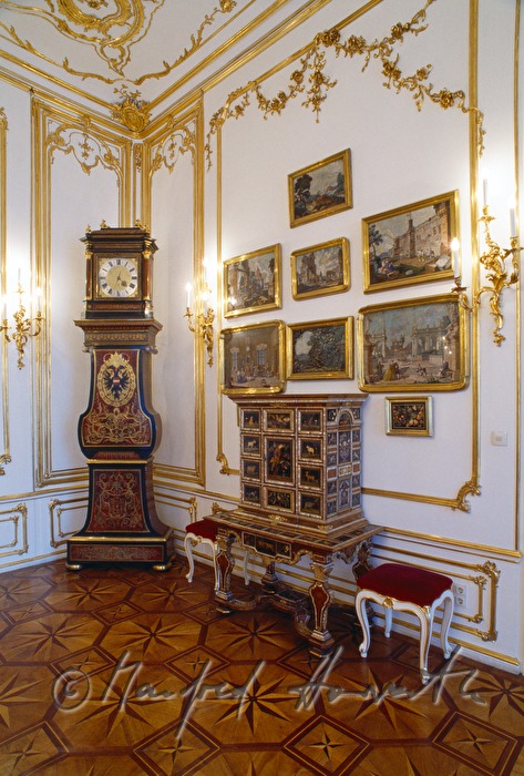 Pidradura Zimmer with Piedraduras on the wall