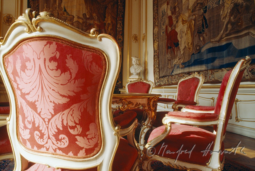 smoking lounge, table and Gobelin tapestries