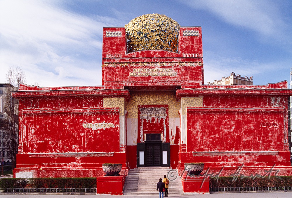 performance of Marcus Geiger: red painted Secession
