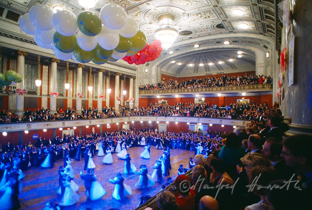 Polonaise at the Bonbonball