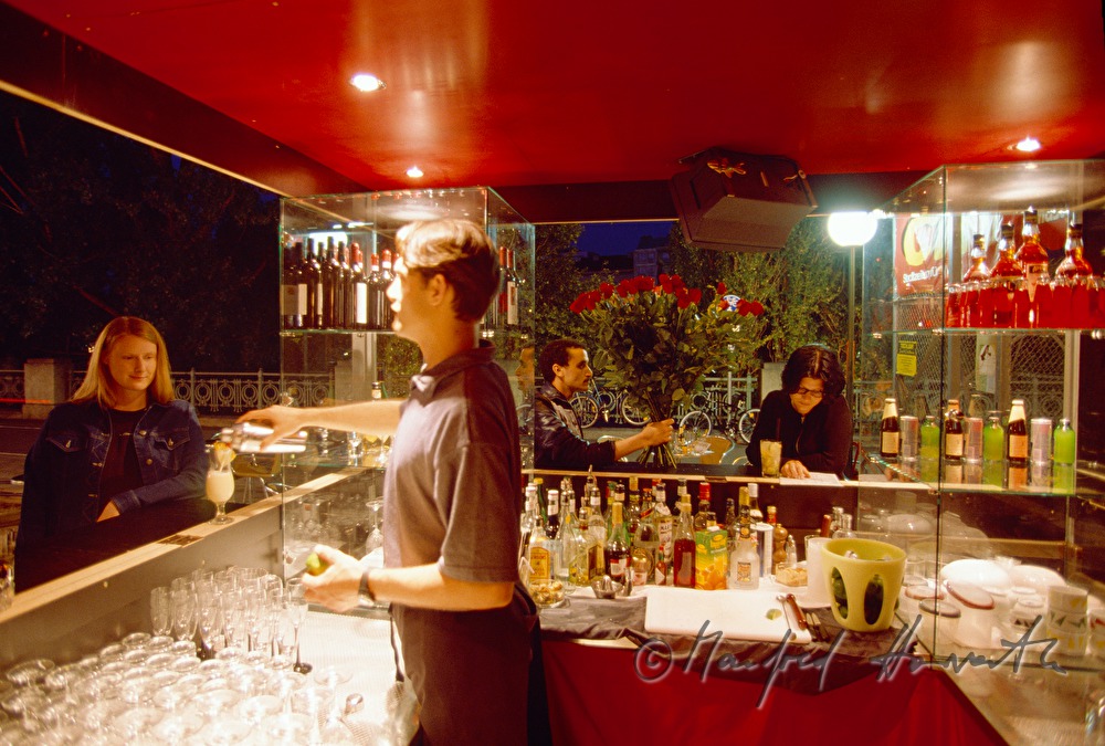 Summerstage - bar and barkeeper