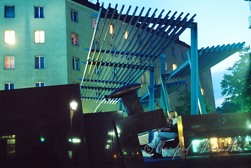 pedestrian area, roofed zone with benches