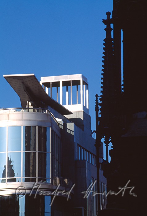 Haas Haus and St. Stephen's Cathedral (column)