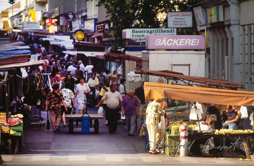 Brunnenmarkt, market stands